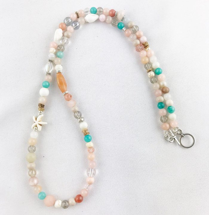 Extravagante Perlenkette Mit Edelsteinen Und Besonderem Glas Im Boho Style.