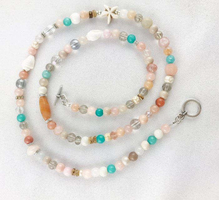 Extravagante Perlenkette Mit Edelsteinen Und Besonderem Glas Im Boho Style.