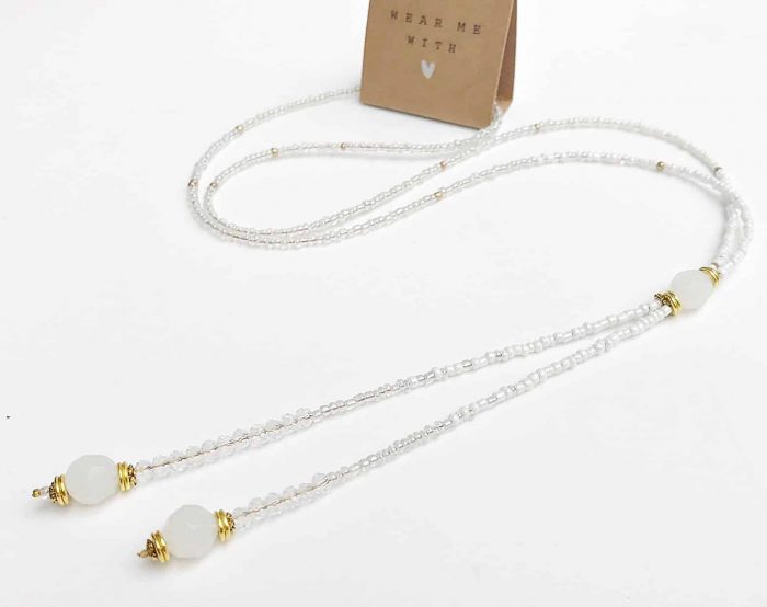 Filigrane, Lange Perlenkette Mit Funkelnden Glasperlen In Kristall &Amp; Weiß