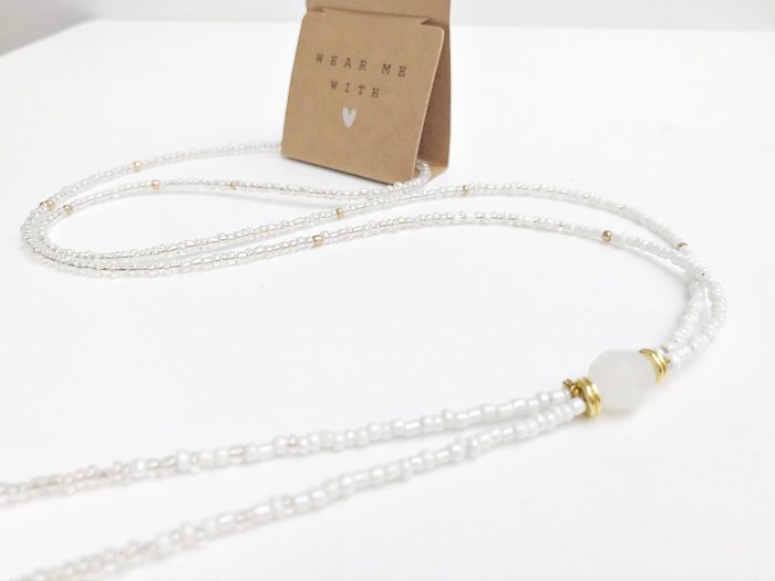 Filigrane, Lange Perlenkette Mit Funkelnden Glasperlen In Kristall &Amp; Weiß