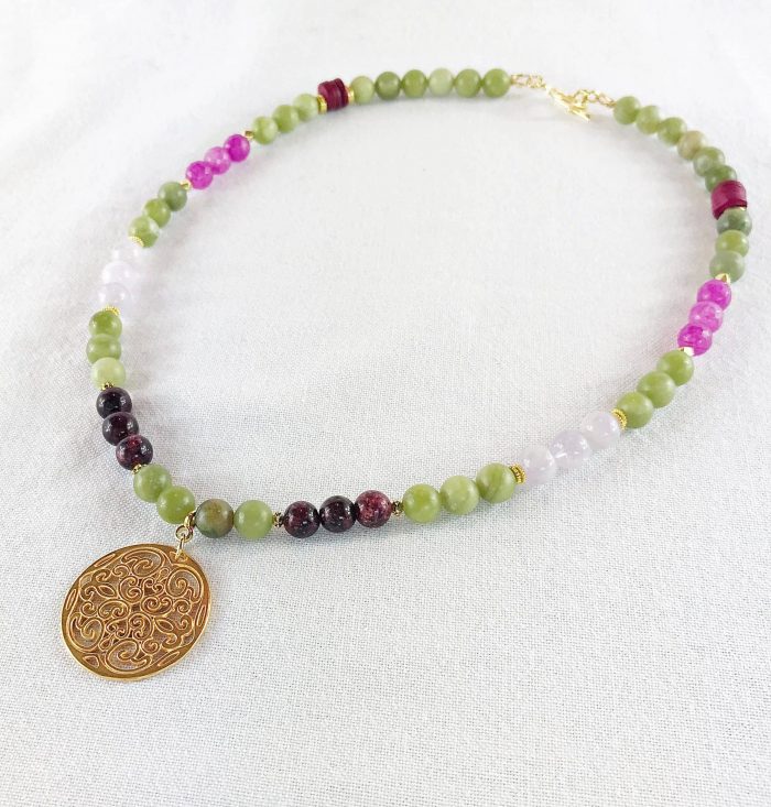 Extravagante Perlenkette Aus Halbedelsteinen In Der Farbe Lavendel, Pink Und Grün -