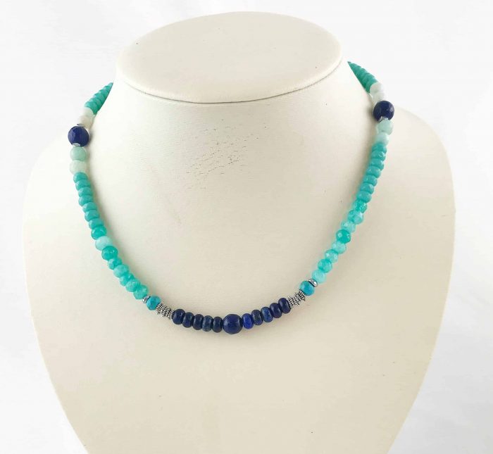 Wunderschöne Perlenkette Aus Edelsteinen In Kühlem Blau