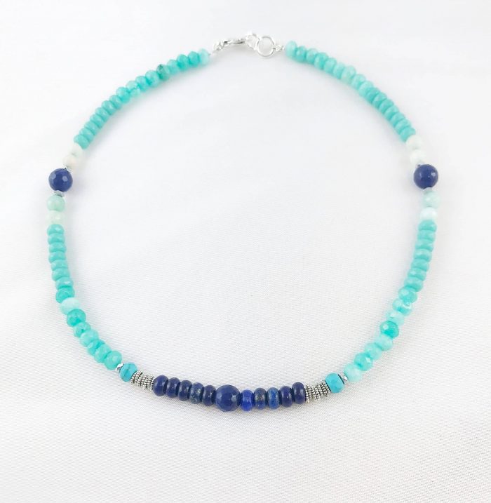 Wunderschöne Perlenkette Aus Edelsteinen In Kühlem Blau