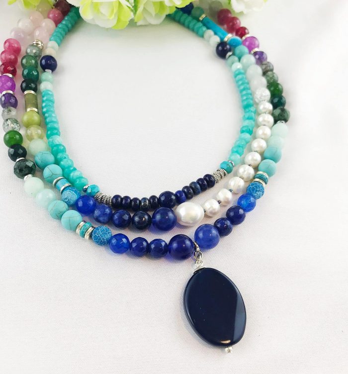 Sündhaft Schöne Perlenkette Aus Edelsteinen In Bunten Farben