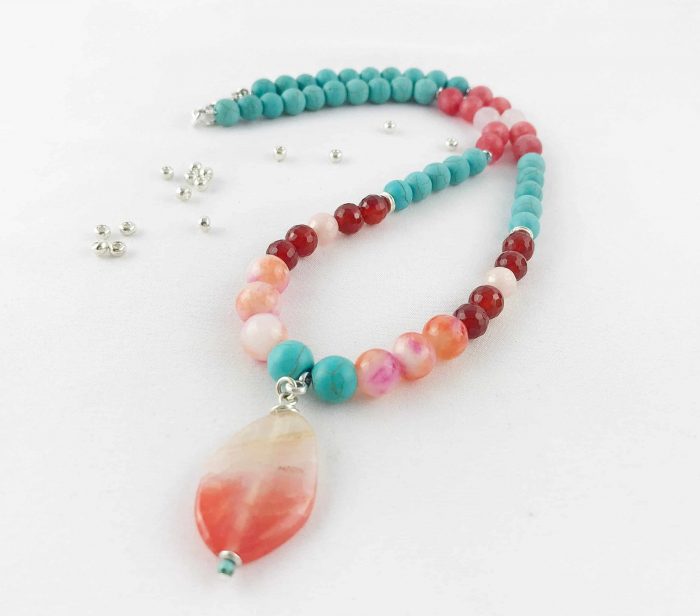 Sündhaft Schöne Perlenkette Aus Edelsteinen In Weichen Sommerfarben