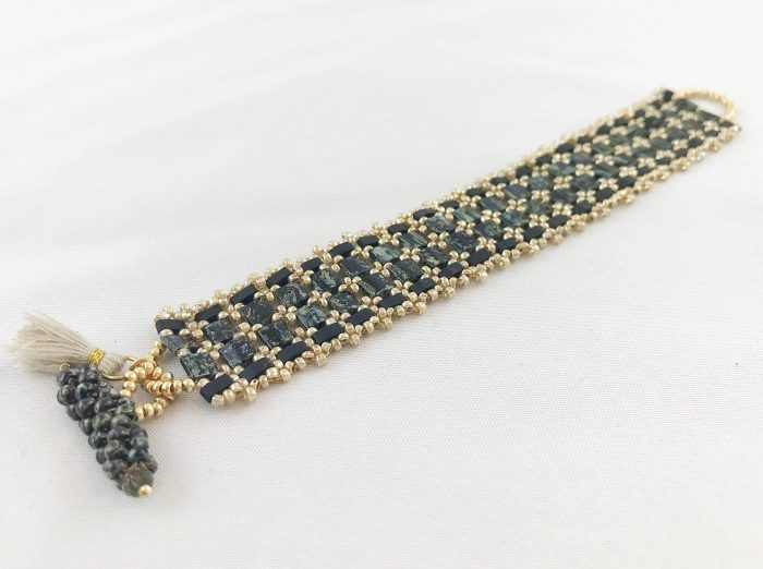 Breites Perlenarband In Peyote Technik Gefertigt