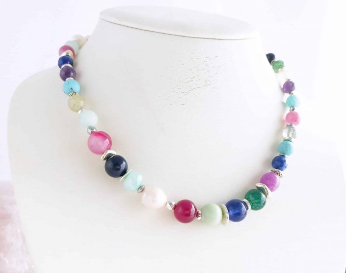 Sündhaft Schöne Perlenkette Aus Edelsteinen In Bunten Farben