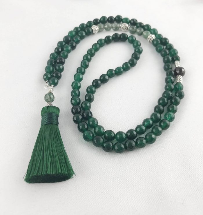 Luxuriöse Edelstein-Halskette Mit Langer Quaste In Edlem Waldgrün