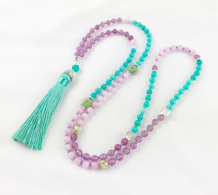 Leuchtende Boho Style Perlenkette Mit Langer Quaste In Türkis Und Lila