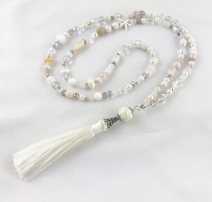 Extravagante Boho Style Perlenkette Mit Langer Quaste In Weiß
