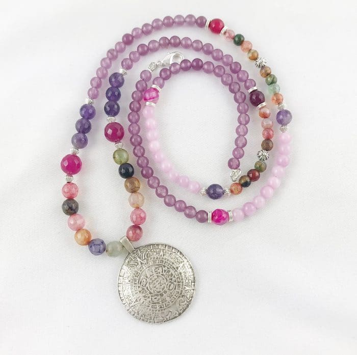 Leuchtende Boho-Style Perlenkette Mit Großem Ethno- Anhänger -