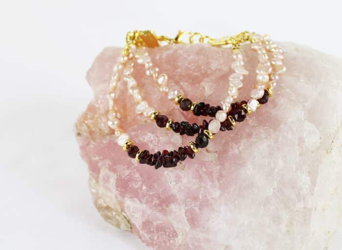 Wunderschönes 3-Reihiges Perlenarmband Aus Süßwasserperlen Und Granat -