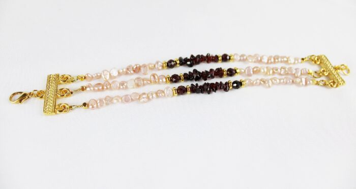 Wunderschönes 3-Reihiges Perlenarmband Aus Süßwasserperlen Und Granat
