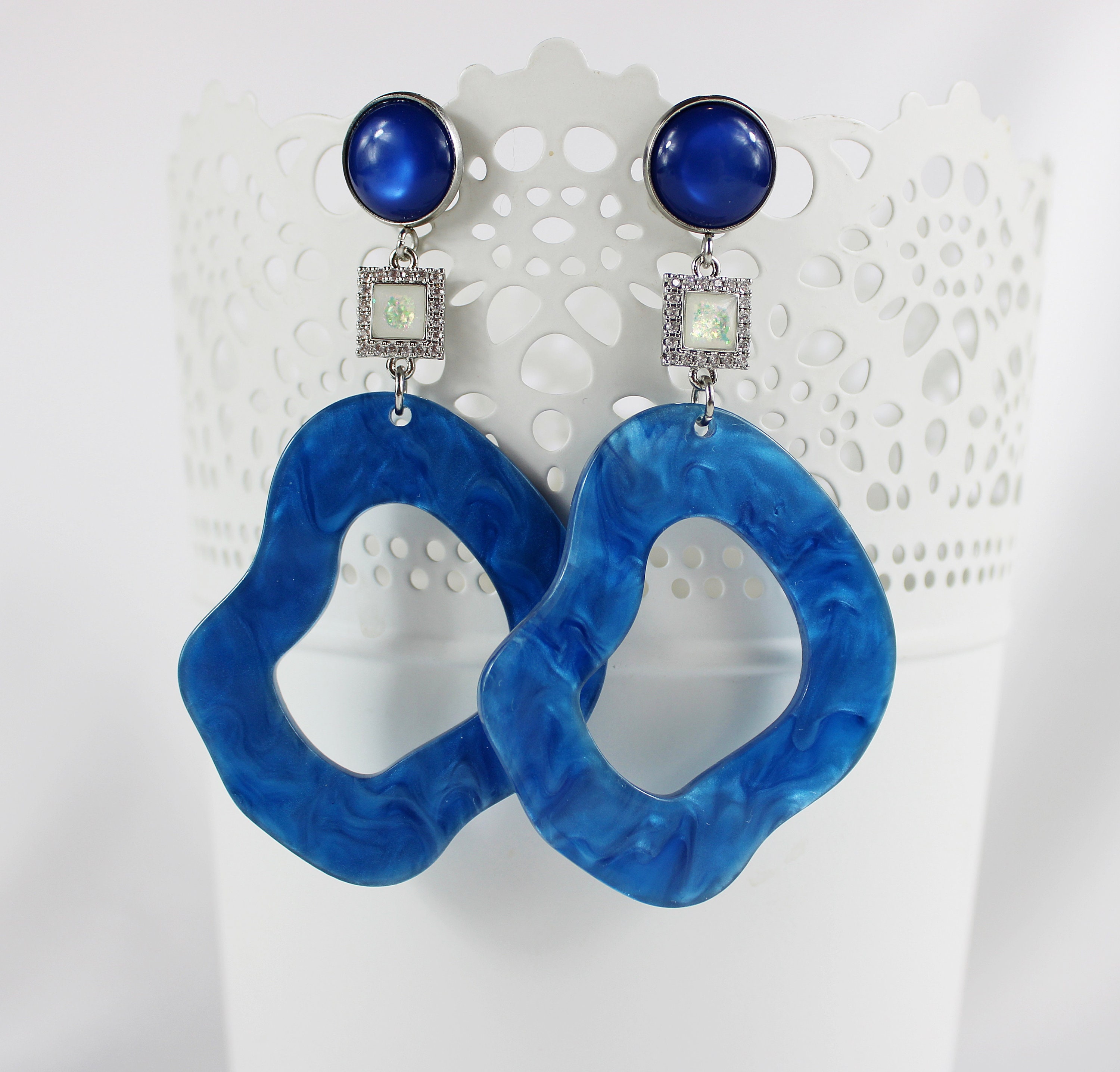Schillernde Ohrringe In Leuchtendem Blau