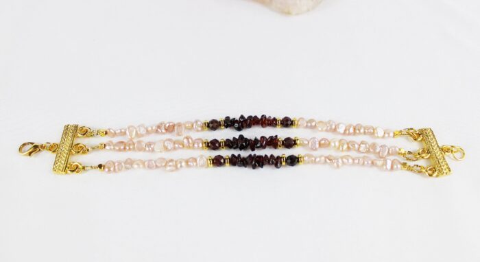 Wunderschönes 3-Reihiges Perlenarmband Aus Süßwasserperlen Und Granat