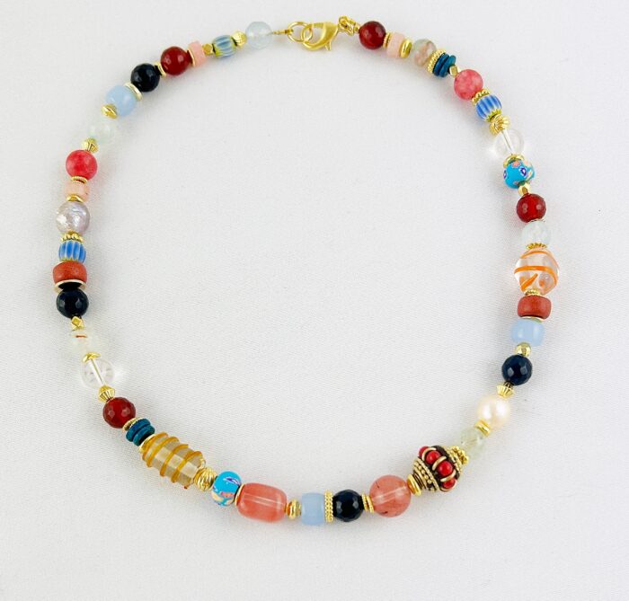 Prächtige Perlenkette In Strahlenden Farben Mit Edelsteinen. -
