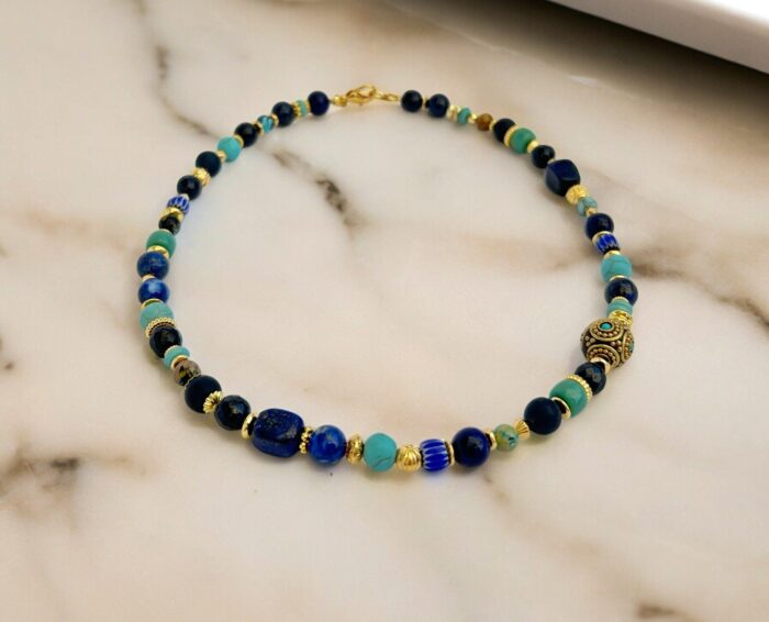 Prächtige Perlenkette In Bunten Farben Mit Edelsteinen -