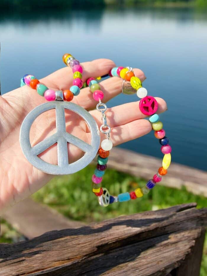 Bunte Perlenkette Poppy Peace Mit Edelsteinen Und Großem Peace Anhänger -